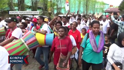 Télécharger la video: Tarian Papua Ramaikan Pendaftaran Bacaleg Papua Barat Daya