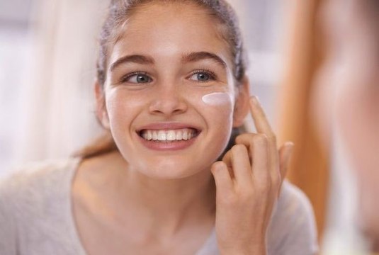 Cette crème hydratante dotée d'un SPF 50 laisse un fini mat sur le visage