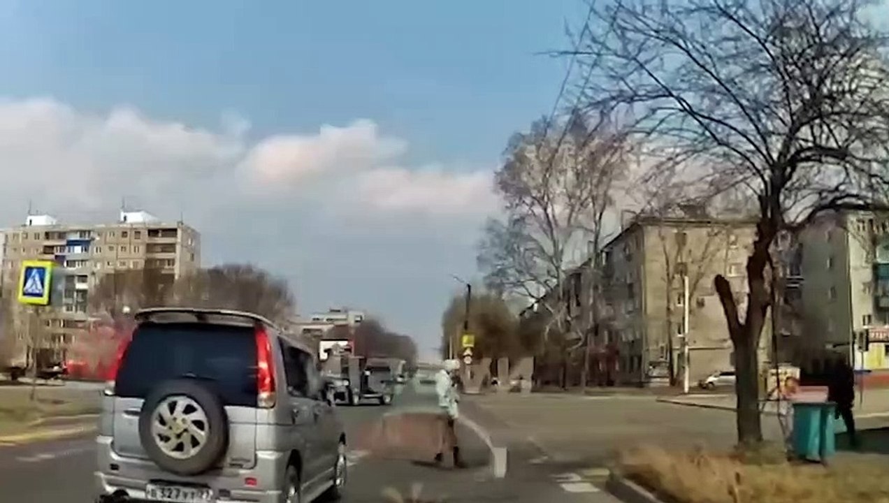 Un suspect blessé trouve un moyen de s'échapper d'une ambulance !