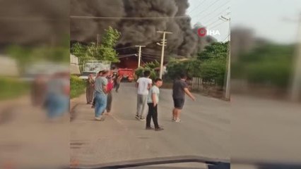 Video herunterladen: Geri dönüşüm tesisi alev alev yandı, gökyüzü siyaha büründü