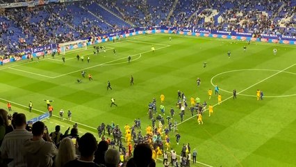 Le Barça chassé du terrain par les supporters de l'Espanyol après leur célébration de titre 🏆