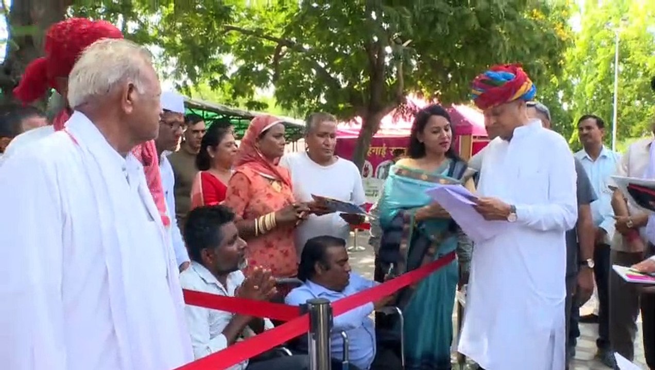 जनसुनवाई के लिए आए लोगों ने मुख्यमंत्री गहलोत से कहीं ये बात