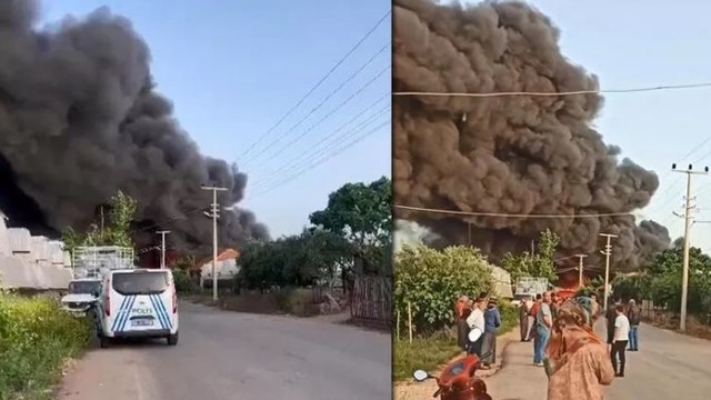 Geri dönüşüm tesisindeki yangında gökyüzünü duman kapladı