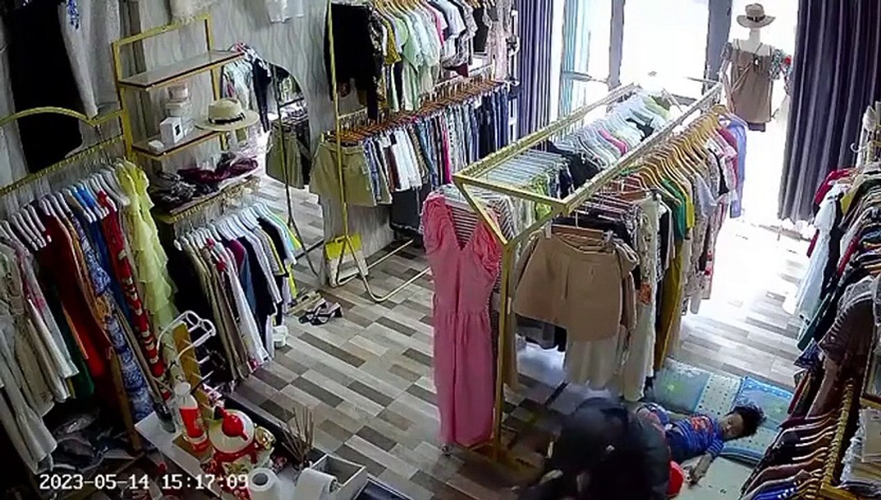 Thẻ mớiỚn lạnh cảnh nữ chủ shop quần áo bị gã đàn ông bất ngờ áp sát, dí dao vào cổ đòi làm điều xằng bậy