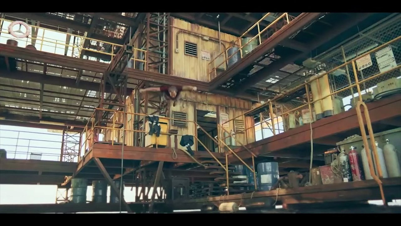 THE BLACK DEMON Film Clip - The mother jumps in the water to save her son from the shark