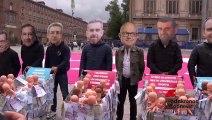 Utero in affitto: flash mob Pro Vita a Torino con bambole, banconote e bandiere rosa