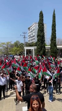 *گزشتہ کئی دن غزہ نے آگ اور خون میں لت پت گزارنے کے بعد* *رات سیز فائر کے بعد غزہ میں زندگی کے رنگ پھر سے لوٹ آئے ہیں۔۔✨* *یہ غزہ کے جینے کا انداز ہے۔۔!* *دشمن کبھی غزہ کو مغلوب نہیں کرسکتا!!*