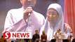 Anwar sings for his wife at Finance Ministry's Aidilfitri do