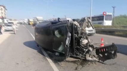 Makas atarken bariyerlere çarptı, hurdaya dönen otomobilden yaralı çıkarıldı