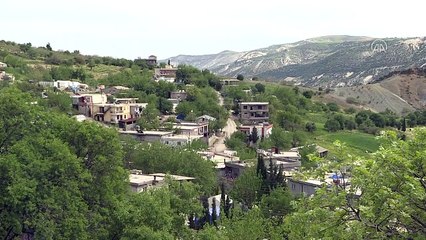 Deprem nedeniyle tepe çökünce manzarası değişen iki köy görüntülendi