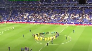 Les joueurs du Barça coursés par des supporters de l'Espanyol