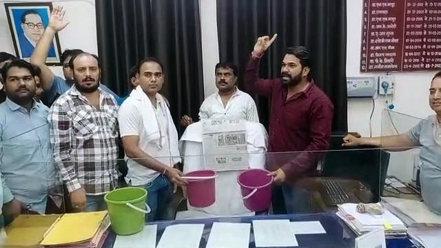 अधीक्षक की गैर मौजूदगी में कुर्सी में ज्ञापन चिपकाया।