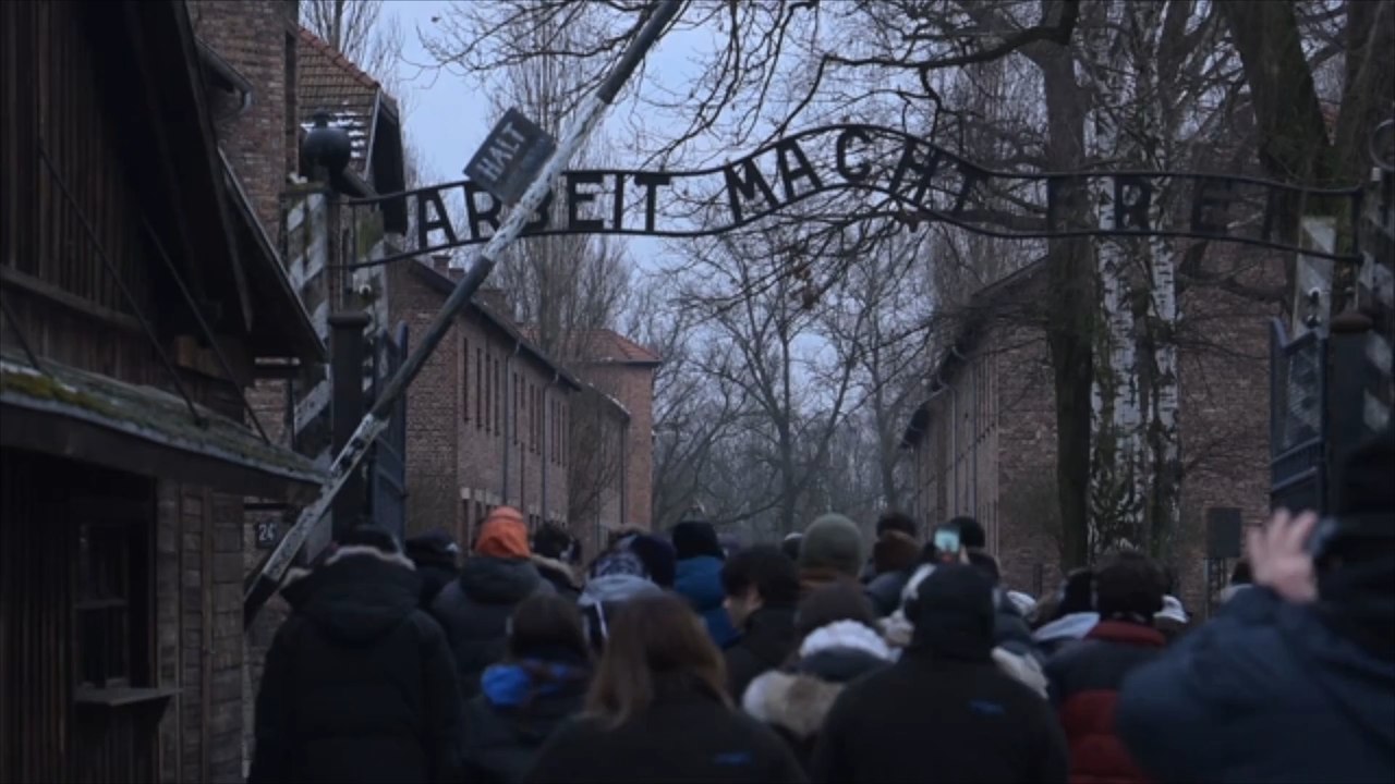 Schüler nach Hitlergruß in Auschwitz suspendiert