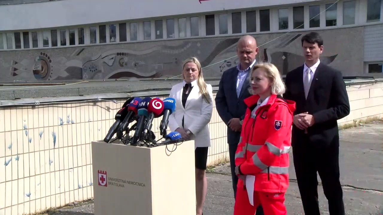 ZÁZNAM: Po nehode autobusu prijali v UNB osem pacientov v kritickom stave