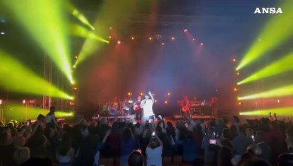 Raf firma autografi dal palco durante il concerto di Roma