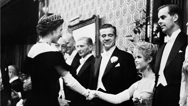 GALA VIDÉO — Brigitte Bardot et Marilyn Monroe réunies face à Elizabeth II : “Je la buvais des yeux”