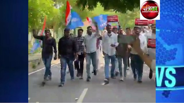 Watch video: रविवि में गंगाजल लेकर पहुंचे एनएसयूआई कायकर्ता, परीक्षाओं की तिथि को आगे बढ़ाने की मांग
