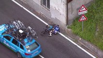 Tour d'Italie 2023 - La chute de Oscar Rodriguez de la Movistar Team qui se prend un panneau et qui abandonne !