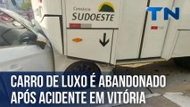 Carro de luxo é abandonado após acidente em Vitória