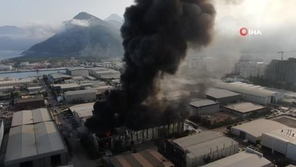 Tekne üretim tersanesinde çıkan yangını söndürme çalışmaları böyle görüntülendi