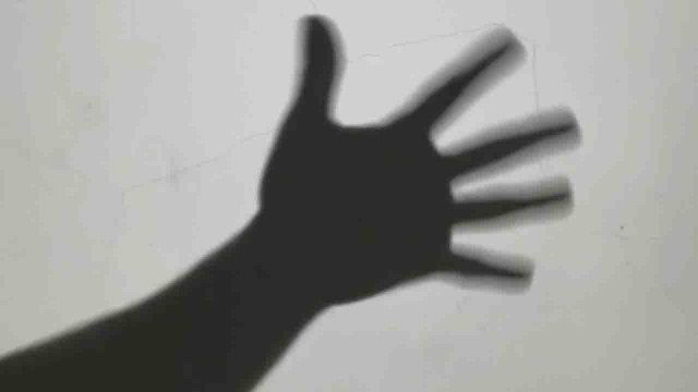 Man recreates Michael Jackson's iconic moonwalk with the shadow of his hands