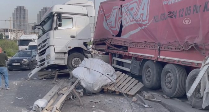 Esenyurt'ta refüje çarpan TIR trafik yoğunluğu oluşturdu