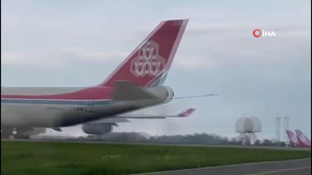 Acil iniş yapan kargo uçağının iniş takımı koptu