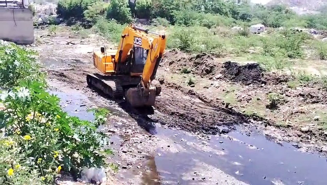 ठेकेदार के भरोसे नहीं निगम, मशीनों से हो रही नालों की सफाई