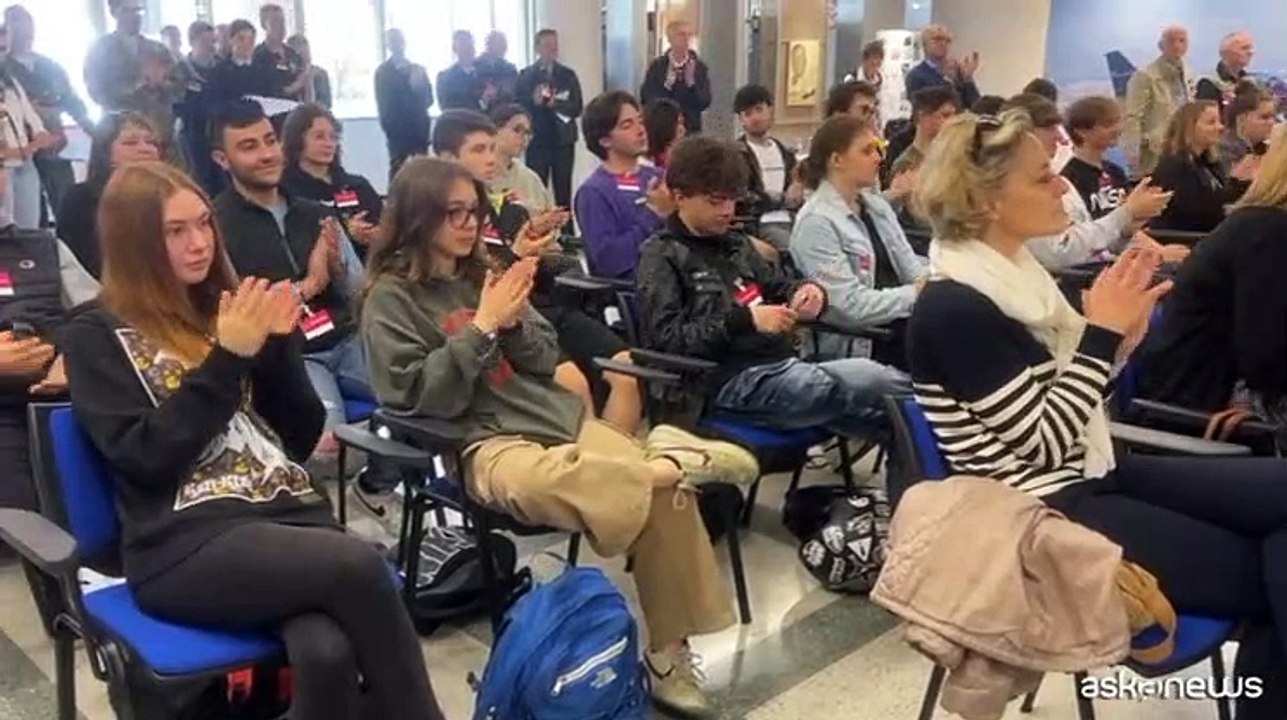 a-varese-150-studenti-in-volo-con-l-aeronautica-militare-video