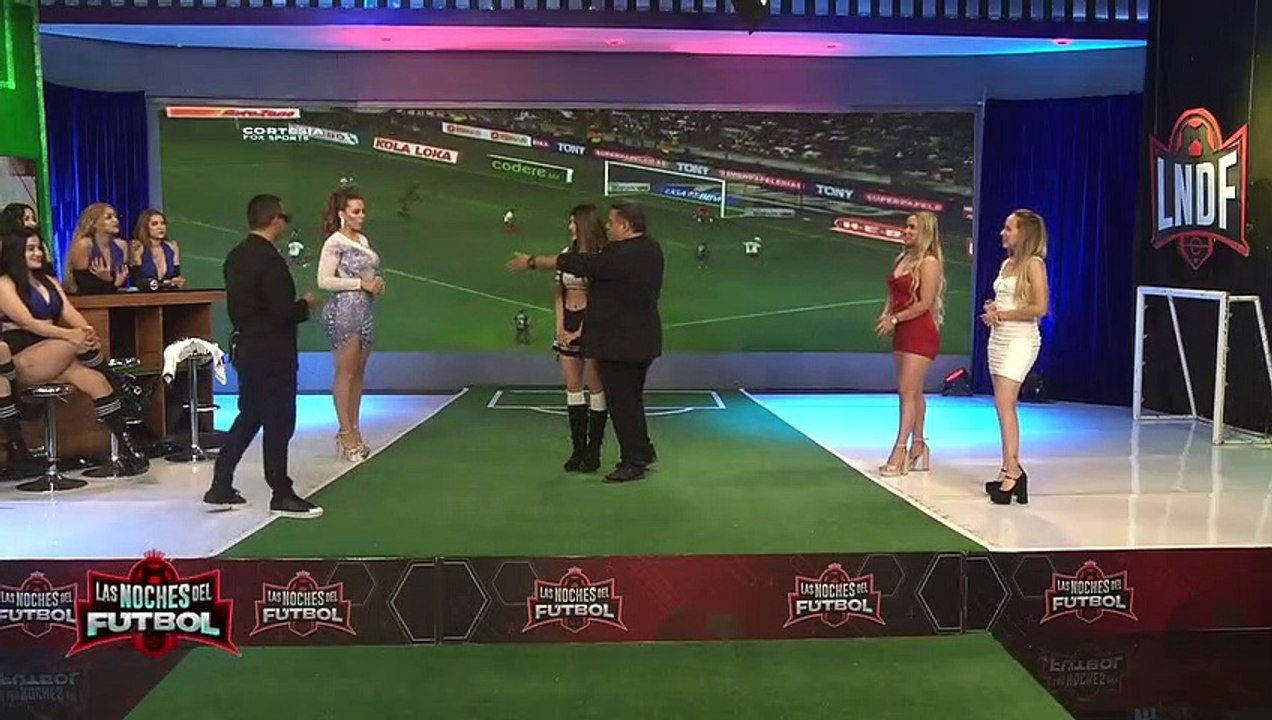 Conductora sufre sensual accidente con su vestuario en pleno programa