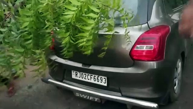 अंधड़ ने दूसरे दिन भी मचाई तबाही, आंधी ने बुझाई बत्ती, .... देखें वीडियो