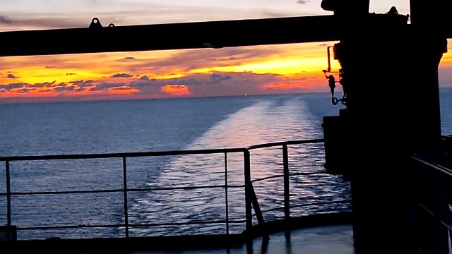 Yıllar sonra Türk bayrağı yeniden gökyüzünde oluştu. Ay ile yıldız yan yana geldi. Kıyamet mi yaklaşıyor.