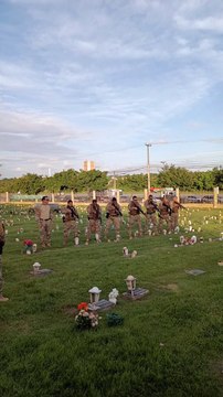 Sepultamento do policial civil Francisco dos Santos Pereira é marcado por salva de tiros e homenagens por