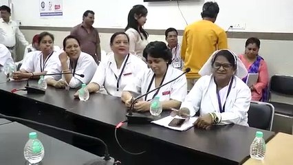 डॉक्टरों के उपस्थित न होने पर नर्सें भी मरीजों की जान की रक्षा करते आ रही हैं: कलेक्टर