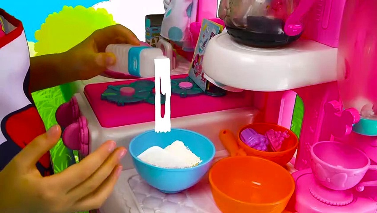 Sasha play with Minnie Toy Cafe and Ice Cream Truck