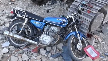 Motosiklet park halindeki kepçeye çarptı: 2 yaralı