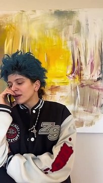 La cantante española Rosalía imitando a su pareja Rauw Alejandro.