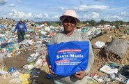 Conheça a história emocionante de uma mãe que sustenta a família trabalhando no lixão de Cajazeiras