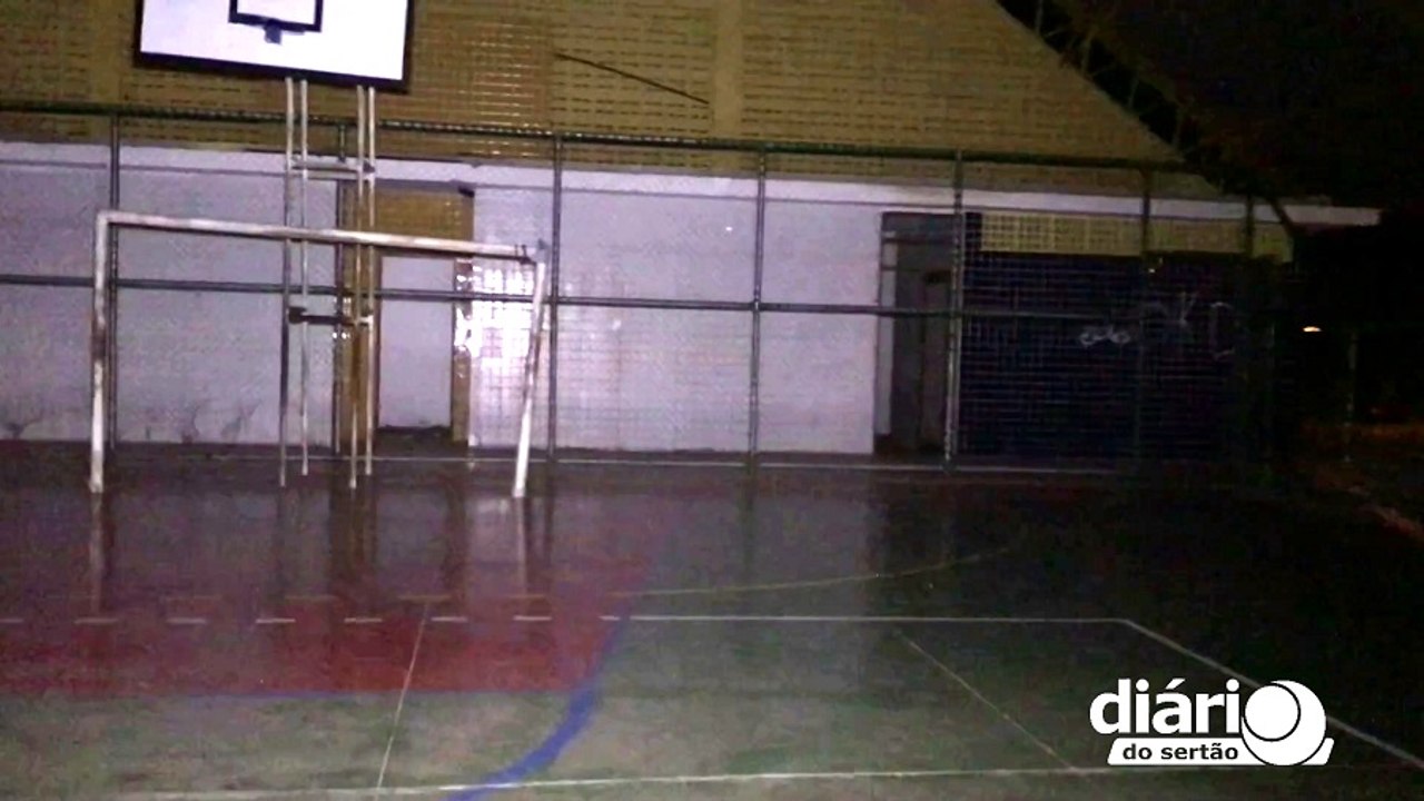Moradores cobram providências da prefeitura para ginásio abandonado e depredado na cidade de Sousa