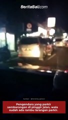 Pengendara yang parkir sembarangan di pinggir jalan, walau sudah ada rambu larangan parkir.