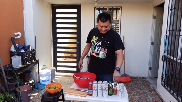 Comiendo mariscos frescos en el patio de la casa ostiones almejas pata de mula con limon sal y salsa