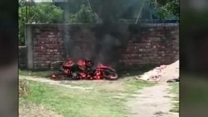सुपौल: घर में खड़ी बाइक में अचानक लगी आग, देखे कैसे जला