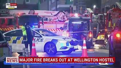 Descargar video: Drame cette nuit en Nouvelle-Zélande : Au moins six personnes ont péri dans l'incendie d'un hôtel de quatre étages hébergeant des travailleurs et personnes défavorisées dans le centre de la capitale, Wellington