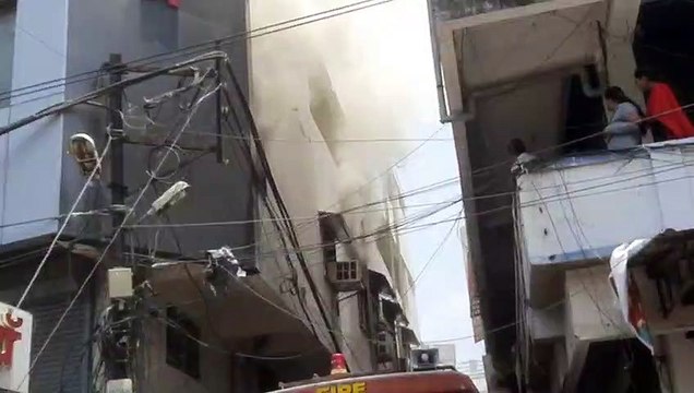 शास्त्री ब्रिज के पास दवा बाज़ार में लगी भयंकर आग