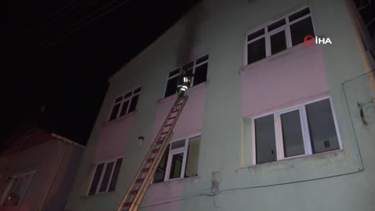 Apartmanda yangın paniği: Elektrikleri kesik dairede yangın çıktı