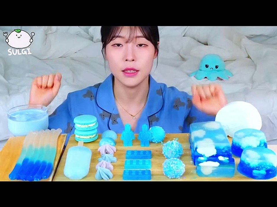 ASMR MUKBANG Blue Desserts, Cloud Jelly, Soda Ice cream, Kohakutou, Meringue cookies, Roll cake.