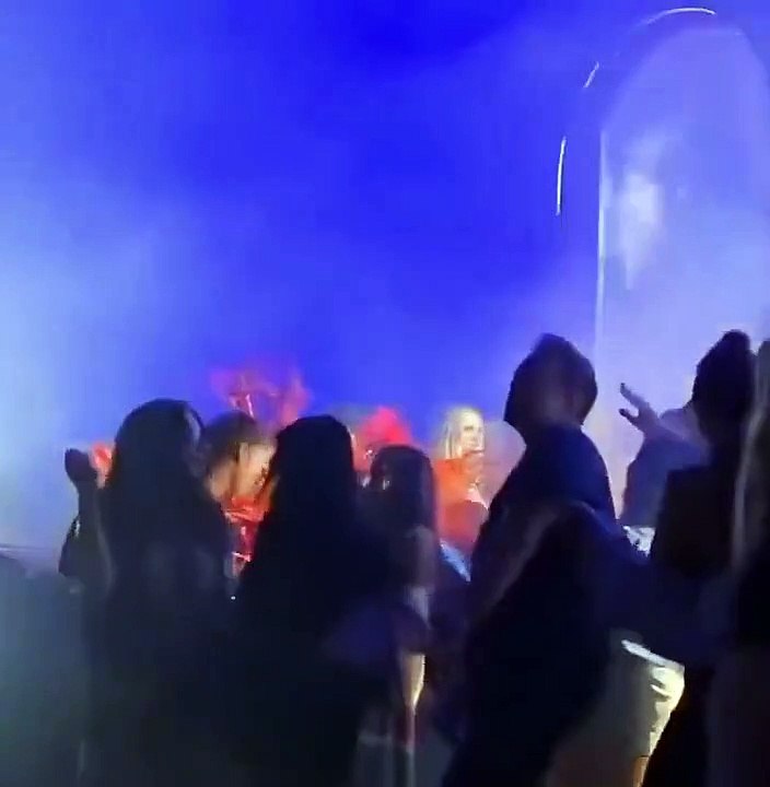 Elon Musk volta a exibir dotes de dança em discoteca