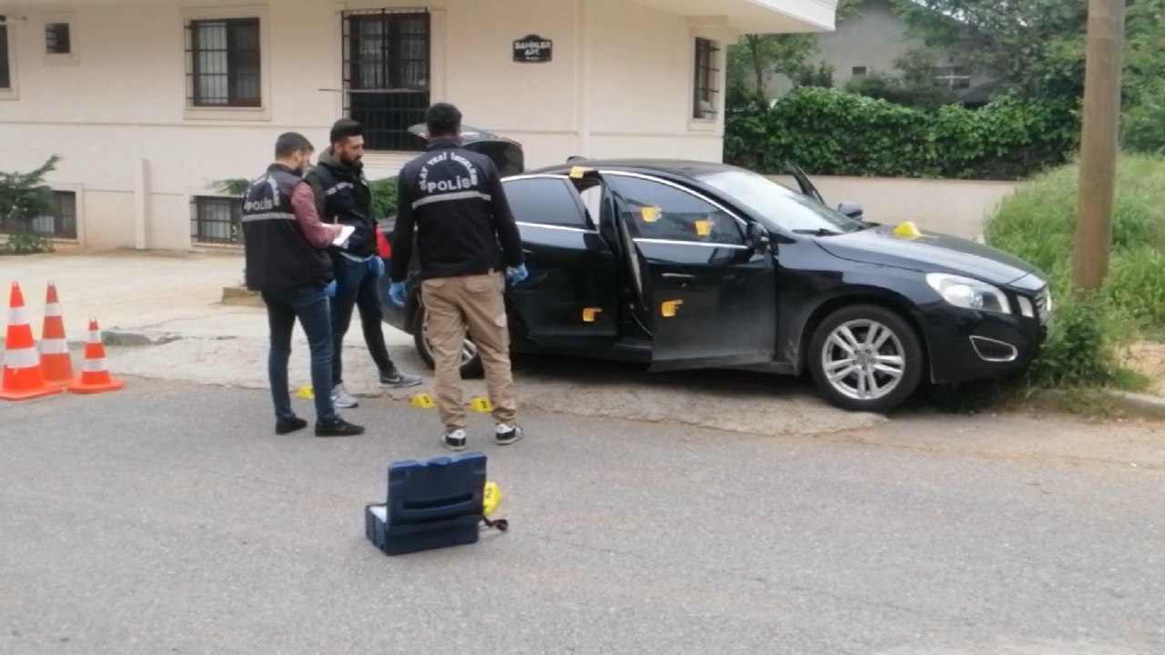İstanbul’da park halindeki otomobile kurşun yağdırdılar