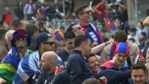 Multitudinaria rúa de campeones del Barça masculino y femenino