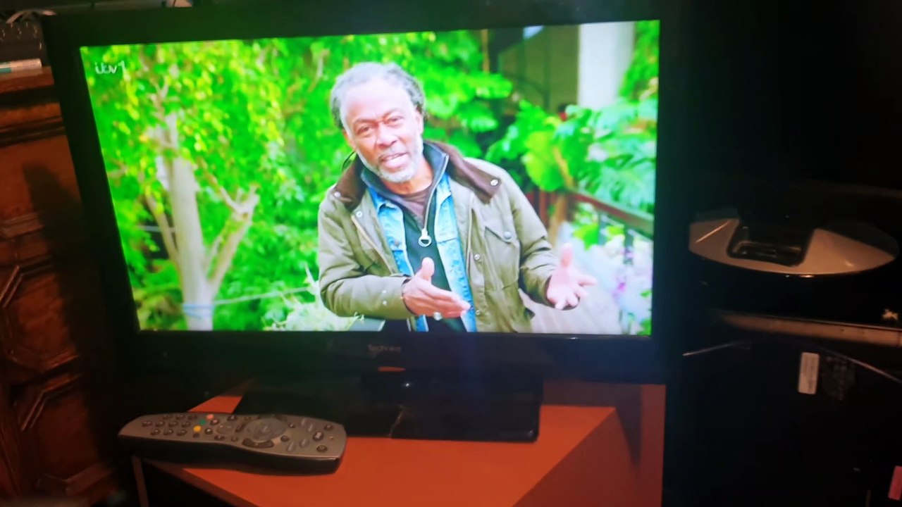 After breaking my Technika 24 inch tv I find this working 22inch LCD